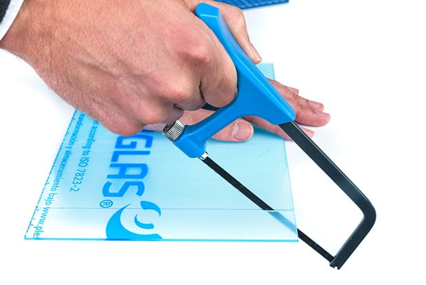 DIY-Hologramm - Plexiglas wird in Form gesägt