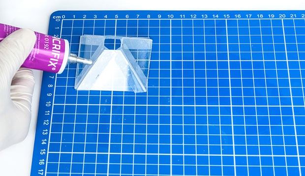 DIY-Hologramm - Plexiglasteile werden verklebt