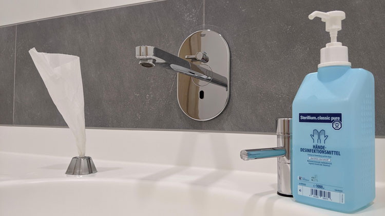 Waschbecken mit Desinfektionsmittel