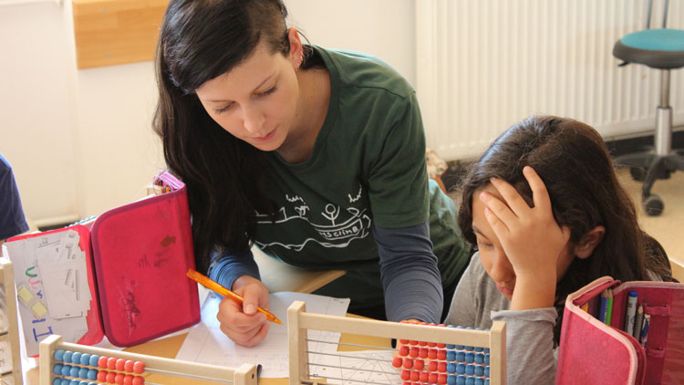 Lehrerin hilft Schülerin