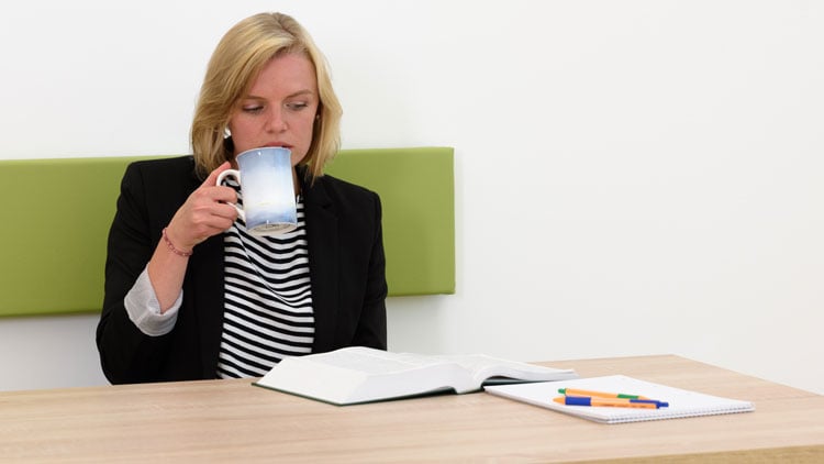 Lehrerin trinkt Kaffee