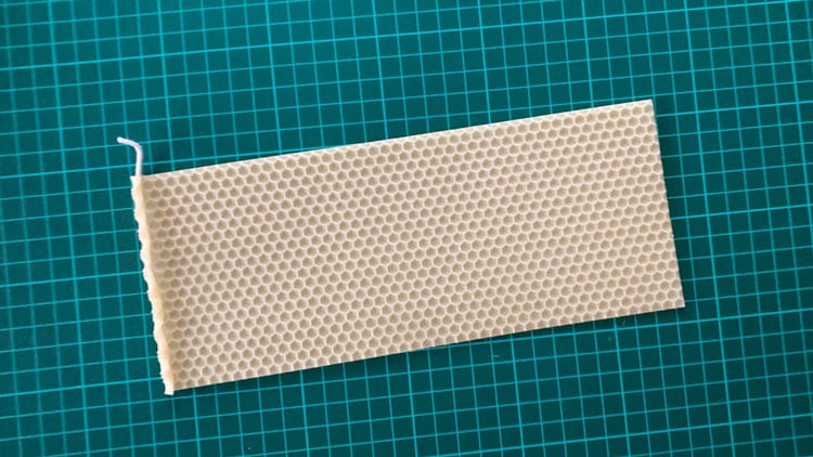 Der erste Schritt beim Wickeln der Bienenwachskerzen ist immer das Einrollen des Dochtes.