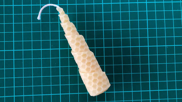 Aus zwei Bienenwachsplatten entsteht durch versetztes Wickeln eine Wendelkerze.