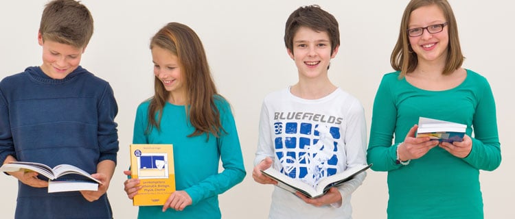 Schülergruppe mit Büchern