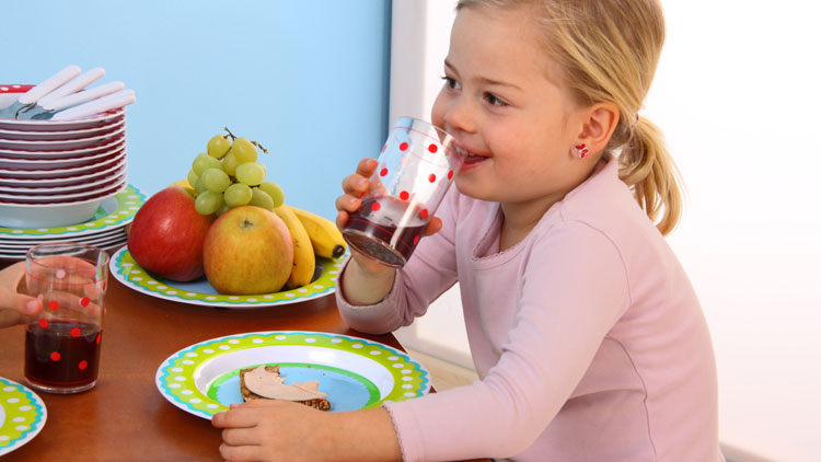 Kind mit Kindergeschirr