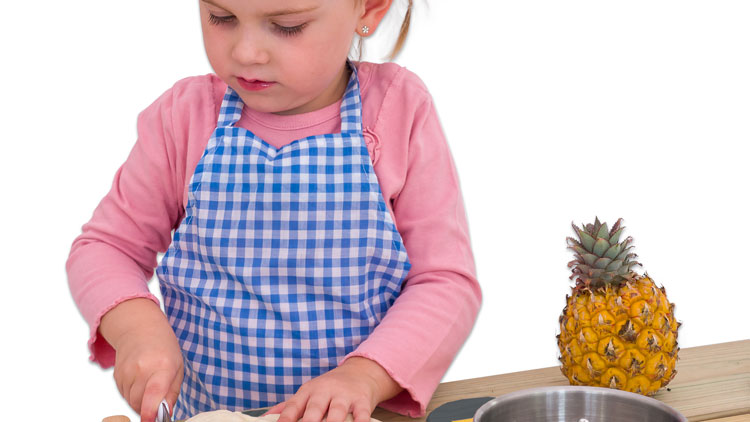 Mädchen kocht in Kinderküche