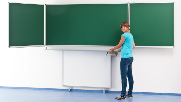Lehrerin steht vor Klapptafel
