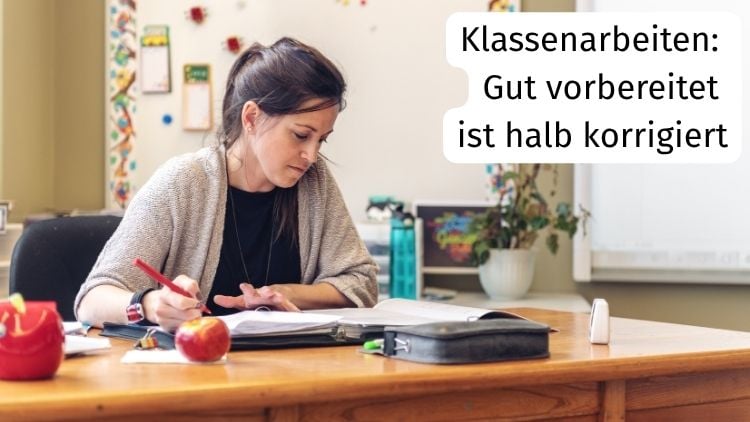 Lehrerin korrigiert Klassenarbeiten