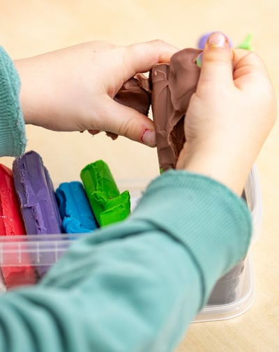Konzentration - Handmaterial Kinderhände spielen mit bunter Knete