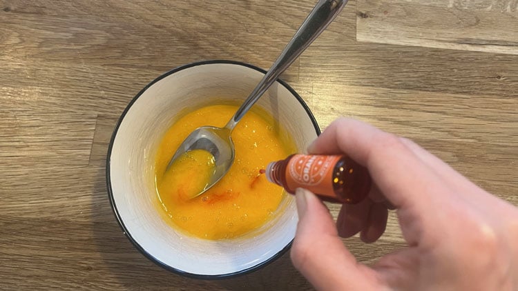 Duschgel und Lebensmittelfarbe mischen