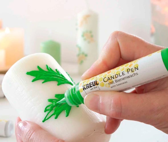 Kerze wird mit Candle Pen verziert
