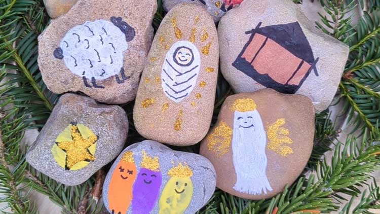Ein DIY Krippenspiel kann aus großen Kieselsteinen und Fingerfarbe auch von kleineren Kindern gebastelt werden.