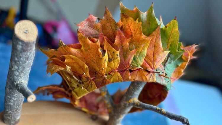 Eine gebastelte Krone aus Herbstlaub