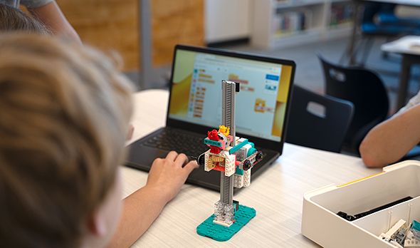 Schnelle, einfache Unterrichtsvorbereitung Kinder programmieren LEGO® Education Informatik & KI am Laptop