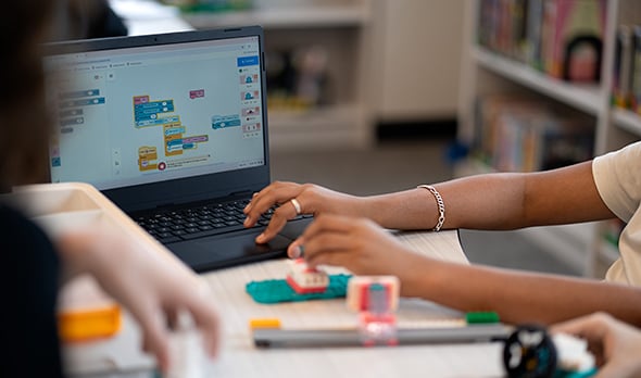 KI-Kompetenz stärken Kinder stärken ihre KI-Kompetenz mit LEGO® Education Informatik & KI