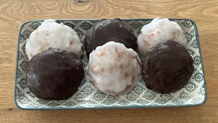 Elisenlebkuchen lassen sich auch mit Kindern schnell und einfach backen.