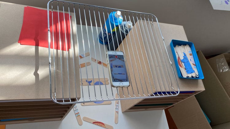 Handy auf Gitterrost