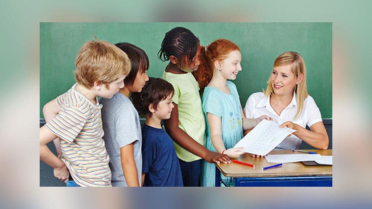 Lehrerin gibt Klassenarbeiten zurück
