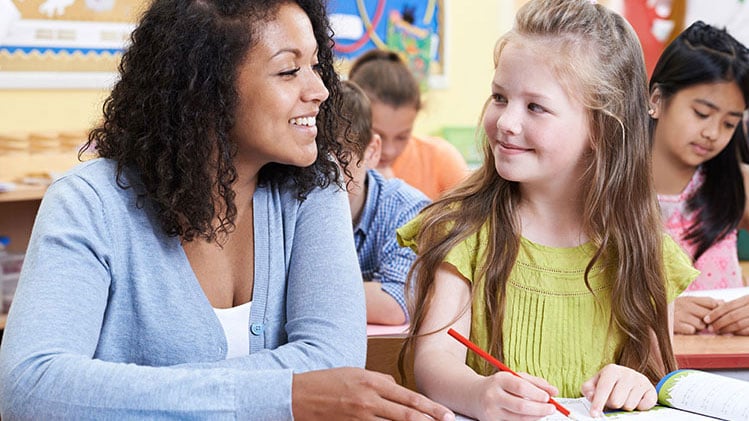 Lehrerin arbeitet mit Schülern