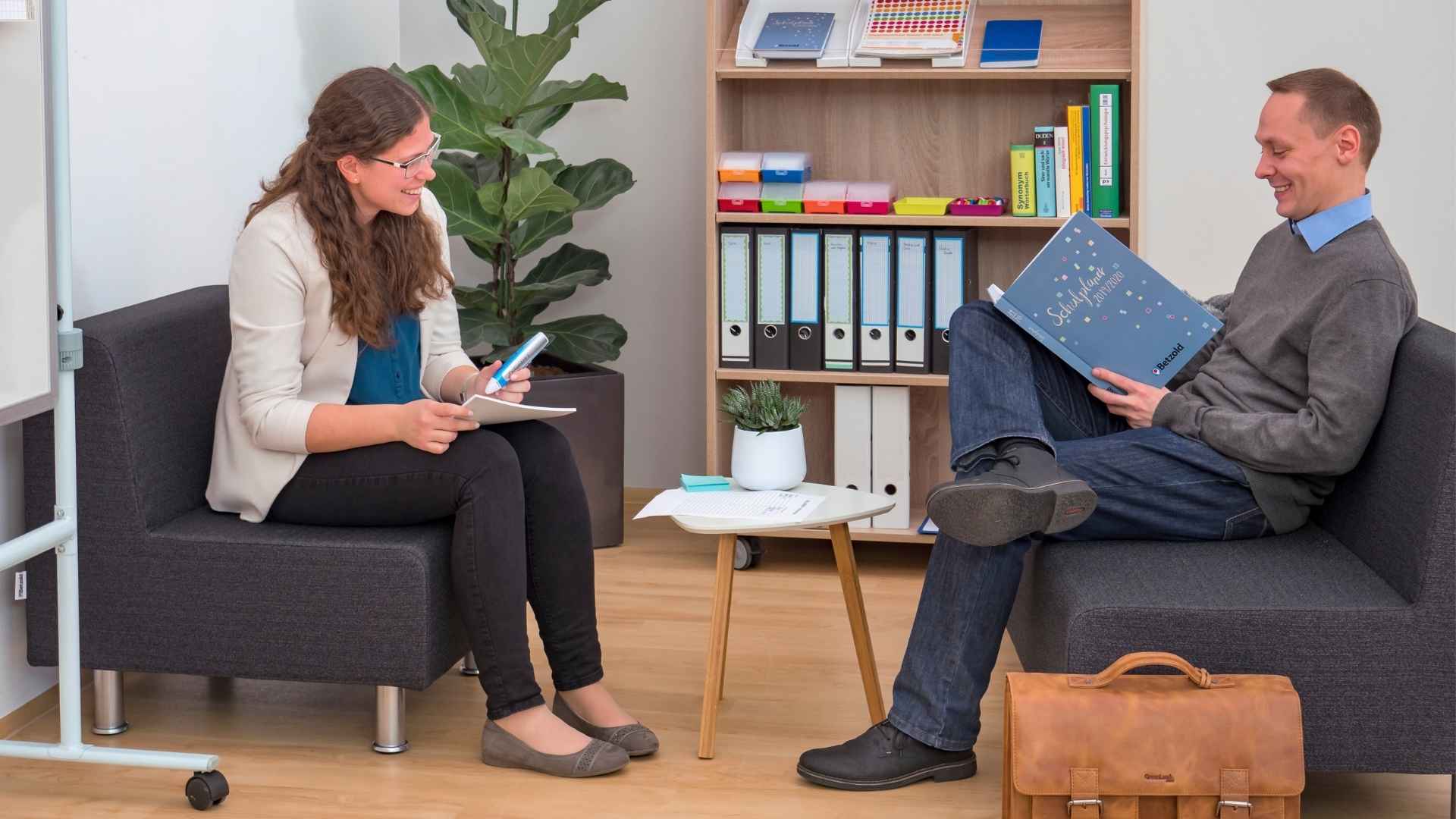 2 Lehrkräfte im Lehrerzimmer