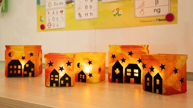 mit orange Transparentpapier beklebten Windlichter mit Stadtmotiv