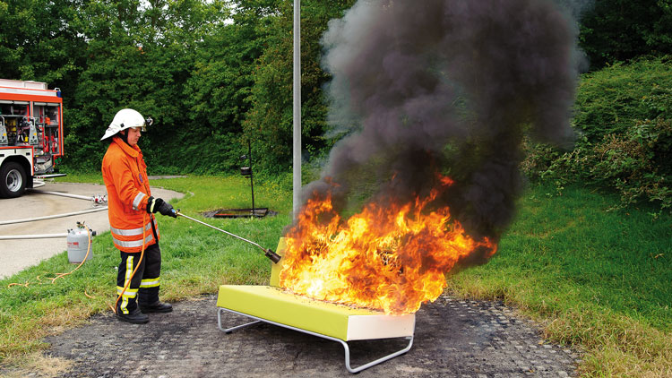 Feuerwehrmann bei Brandschutztest
