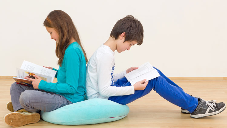 Junge und Mädchen lesen