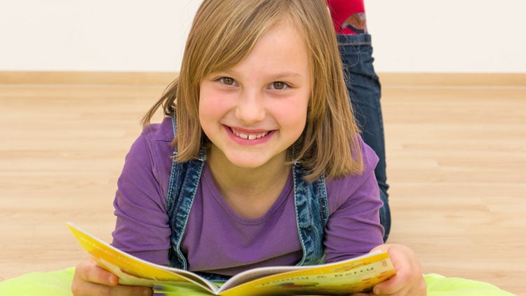 Kind liest in Buch