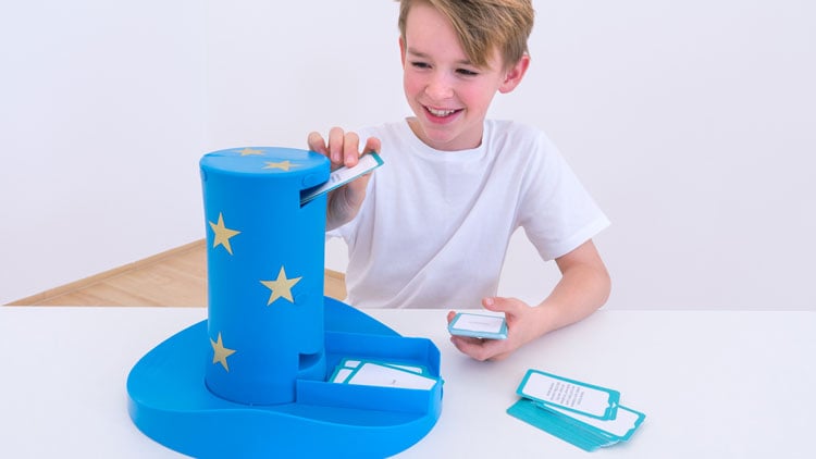 Junge arbeitet mit dem Magischen Zylinder