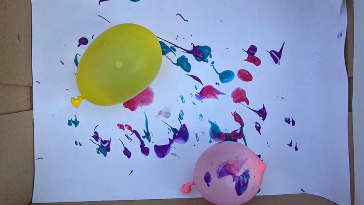 Mit Luftballons und Fingerfarbe aus dem Betzold Shop lassen sich bunte Kunstwerke durch das Rollen der Ballons durch die Farbe erreichen-.