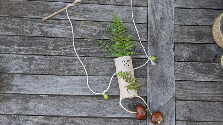 Marionette aus Kastanien und Bastelamterial aus dem Betzold Online-Shop gebastelt.