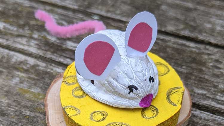 Maus aus Walnussschale gebastelt.