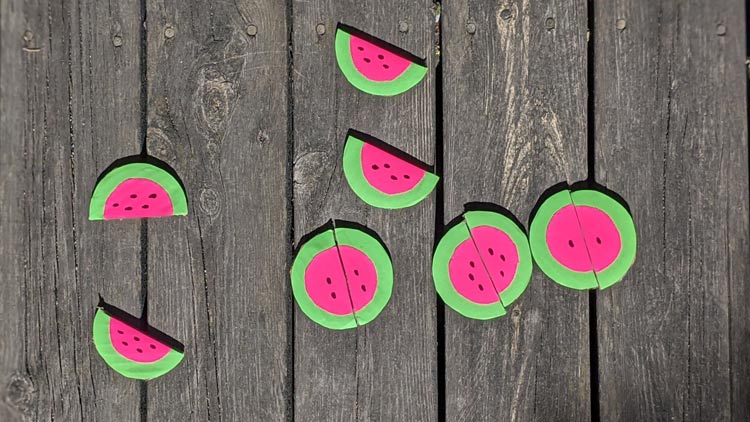 Memo Spiel aus Pappe in Melonenform mit Klebeband von betzold.de gebastelt.
