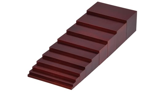 Braune Treppe auf weißem Hintergrund