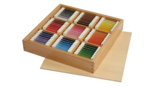 Farbtafeln Montessori auf weißem Hintergrund