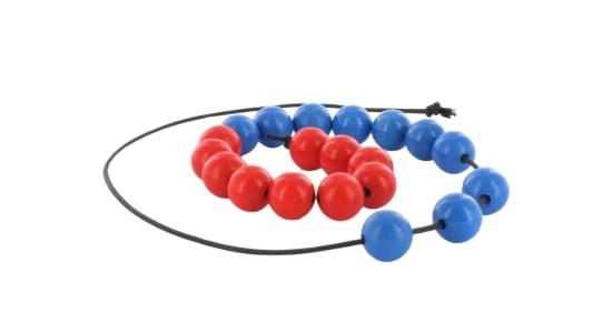 Rechenkette mit roten und blauen Perlen