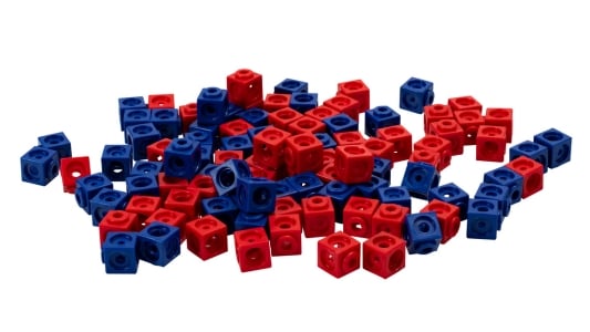 Steckwürfel in rot und blau zu einem geometrischen Körper geformt