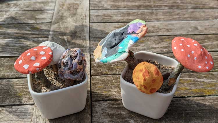 Aus Modelliermasse und einem Aststück lassen sich ganz einfach individuelle Pilze basteln.