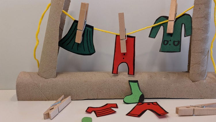 Spiel nach Maria Montessori, das das Aufhängen von Wäschestücken übt.