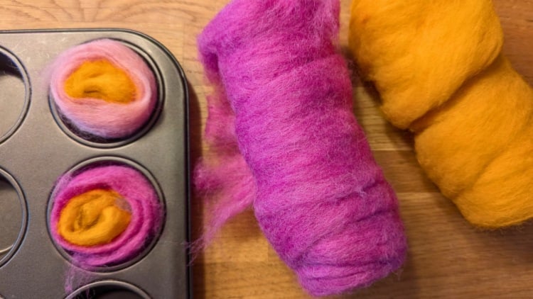 Filzwolle zusammengerollt in Muffinform