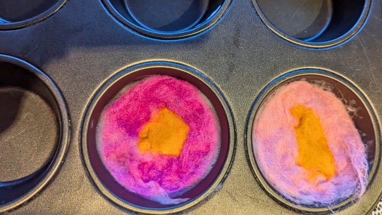 nassfilzen von Blumen in einer Muffinbackform
