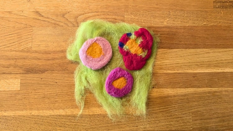 Nassgefilzte Blumen aus Märchenwolle