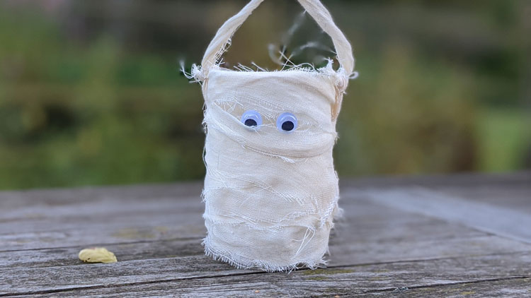 Upcycling-Laterne als Mumie aus PET-Flasche gebastelt.