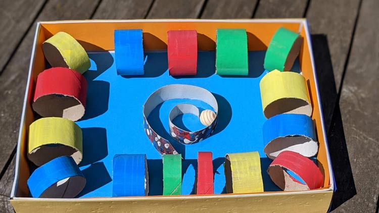 Murmelbahn aus Schuhkarton gebastelt - Bastelidee Kindergarten