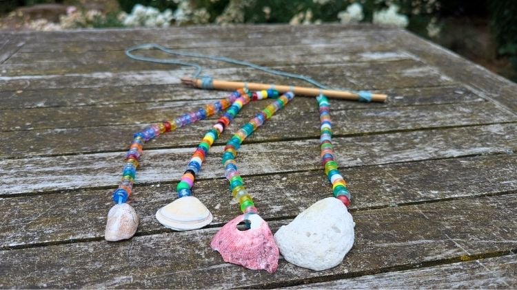 Windspiel aus Holz und Muscheln gebastelt