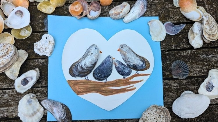 Vögel, die aus Muscheln gebastelt wurden