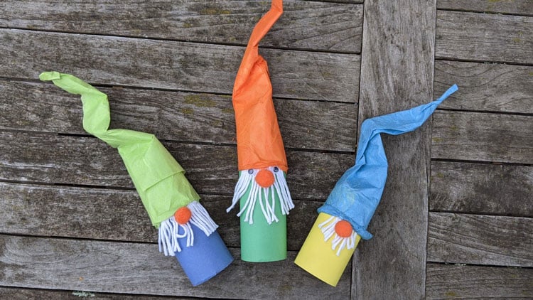 Weihnachtswichtel aus Papprollen, beklebt mit Papier aus dem Betzold Online-Shop.