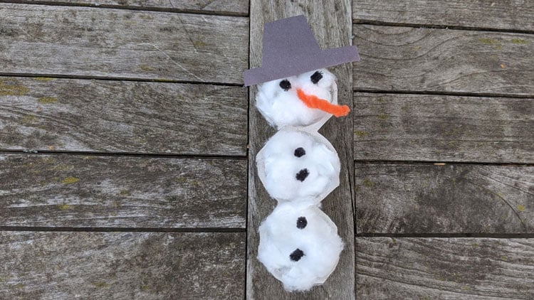 Schneemann aus Watte und Pfeifenputzern aus dem Betzold Online-Shop.