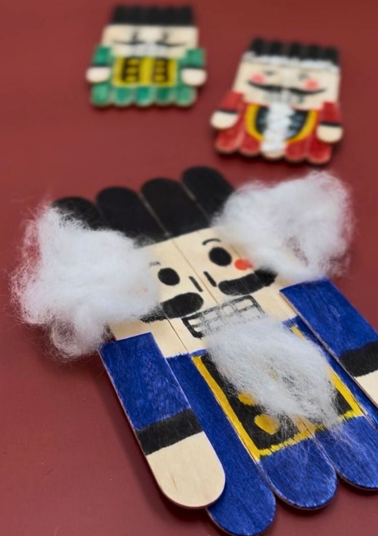 Nussknacker aus Holzstäbchen gebastelt