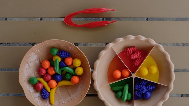 Aktionstablett - Obst nach Farben sortieren mit einem Obstset aus Kunststoff aus dem Betzold Online-Shop